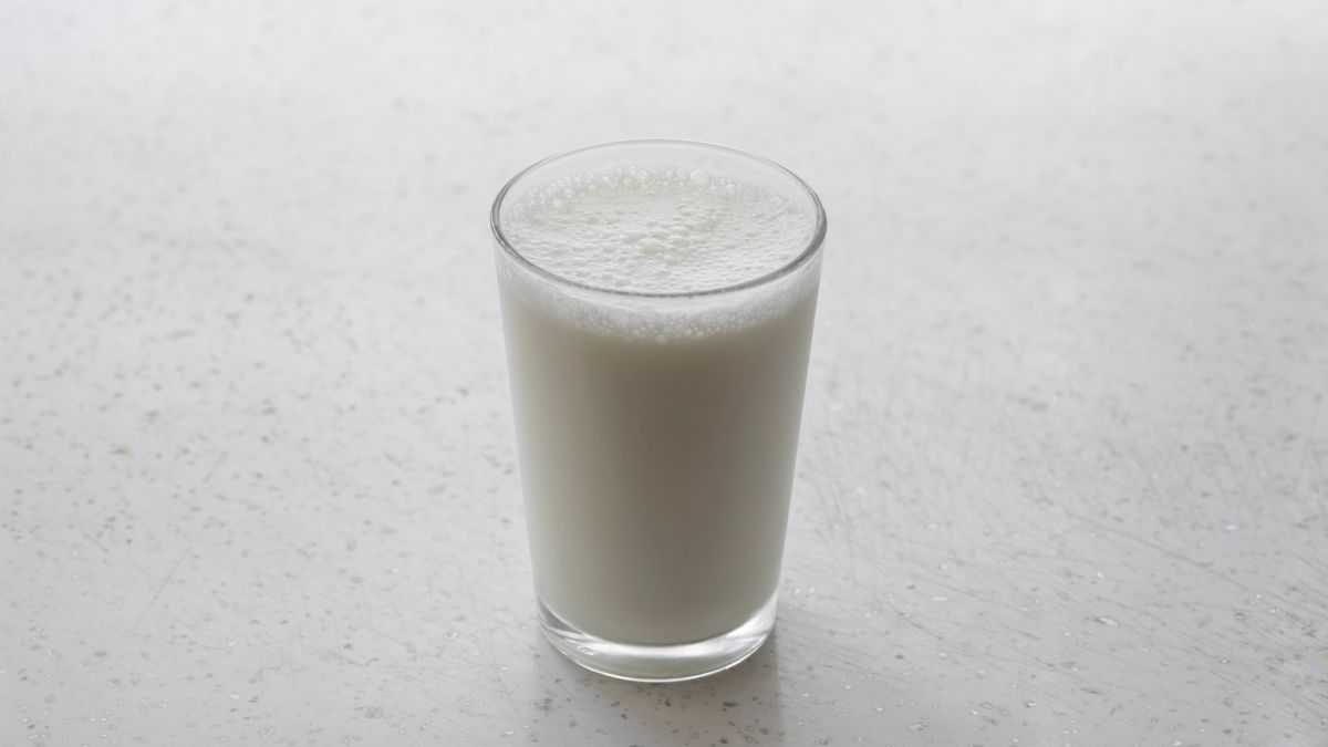 Ett glas mjölk på en ljus bänkskiva